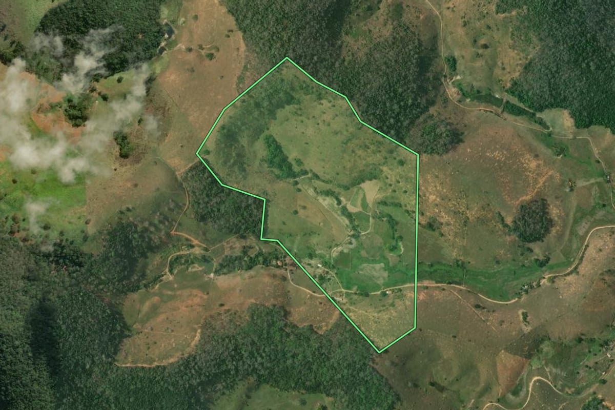 Imagem de satélite do imóvel rural em Cambuci (RJ), com o contorno declarado no CAR desenhado por cima.