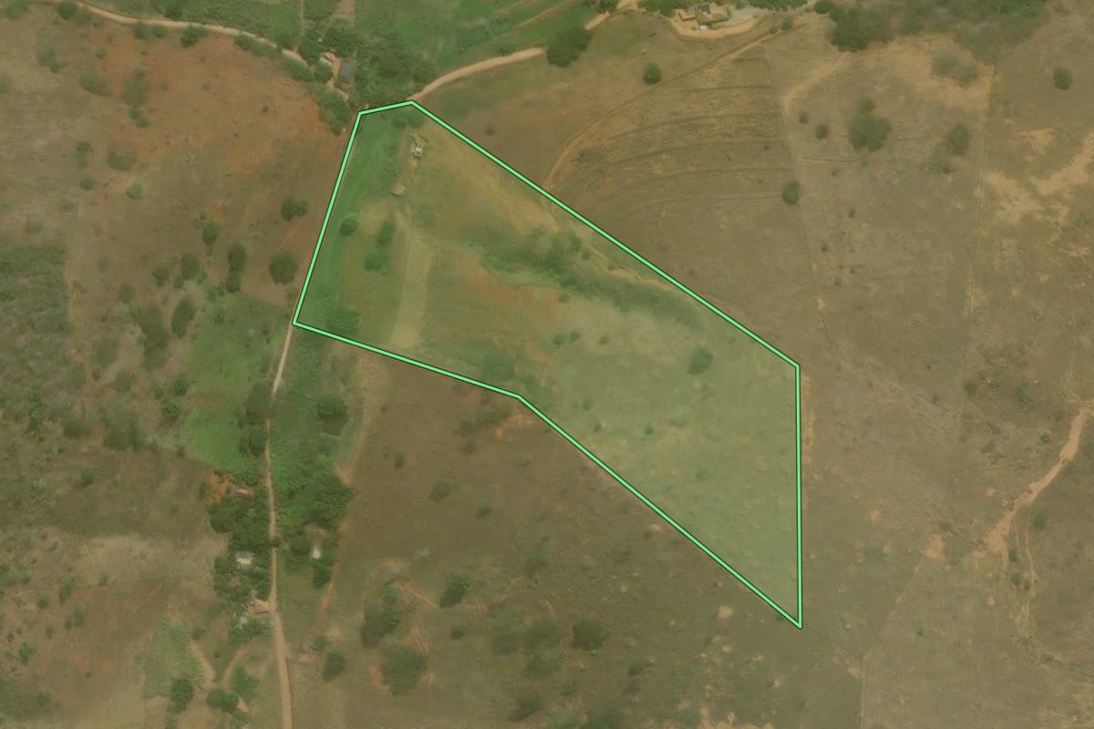 Imagem de satélite do imóvel rural em Cambuci (RJ), com o contorno declarado no CAR desenhado por cima.