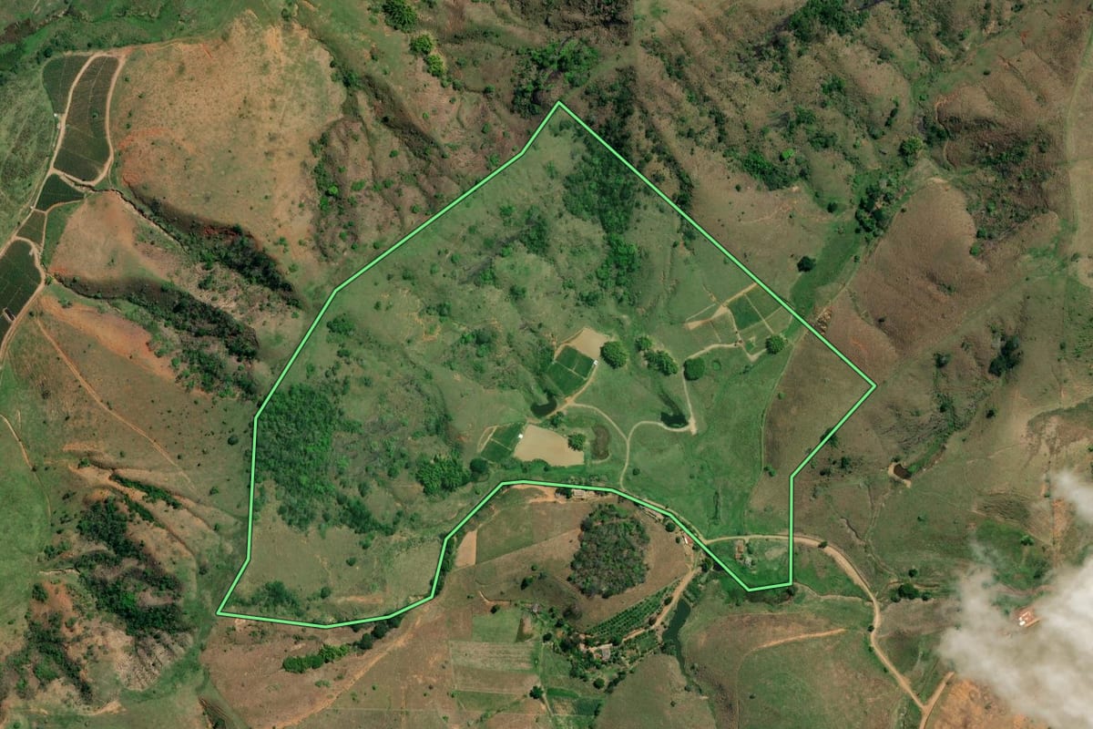 Imagem de satélite do imóvel rural em Cambuci (RJ), com o contorno declarado no CAR desenhado por cima.