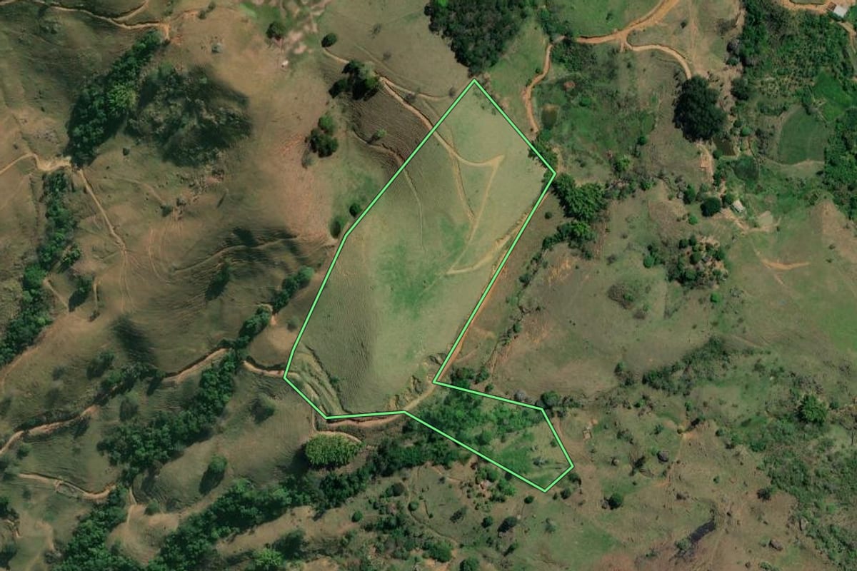 Imagem de satélite do imóvel rural em Cambuci (RJ), com o contorno declarado no CAR desenhado por cima.