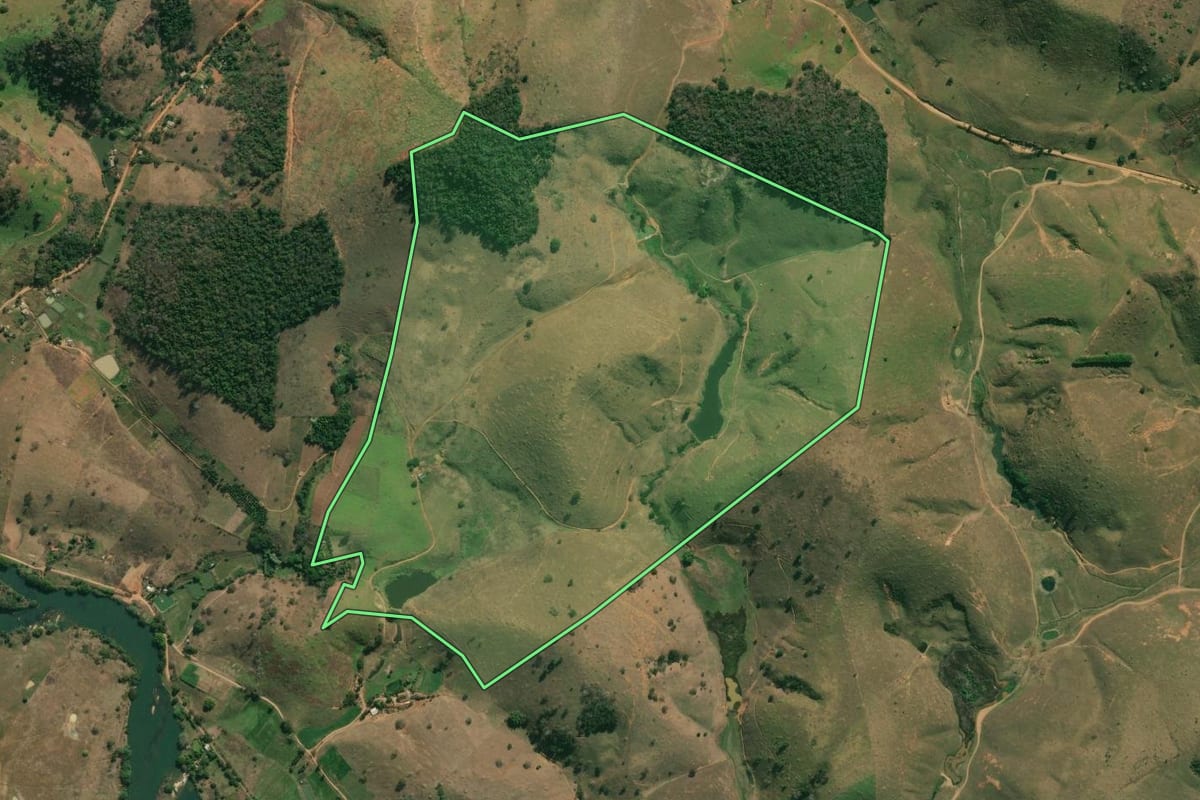 Imagem de satélite do imóvel rural em Cambuci (RJ), com o contorno declarado no CAR desenhado por cima.
