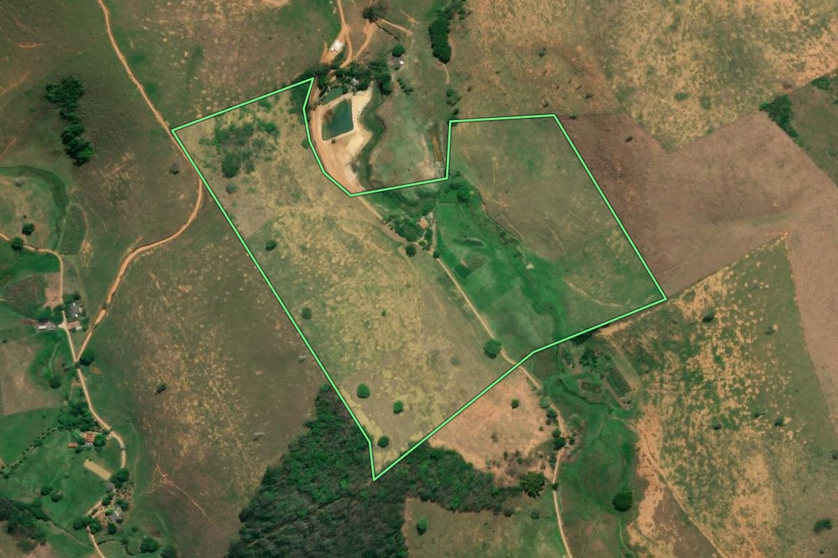 Imagem de satélite do imóvel rural em Cambuci (RJ), com o contorno declarado no CAR desenhado por cima.