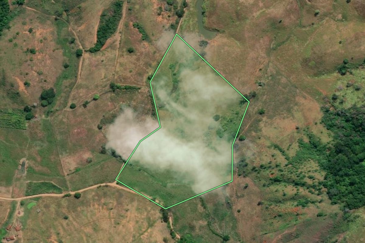 Imagem de satélite do imóvel rural em Cambuci (RJ), com o contorno declarado no CAR desenhado por cima.