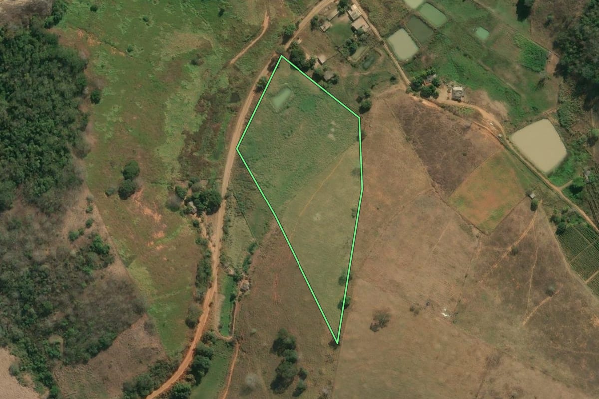 Imagem de satélite do imóvel rural em Cambuci (RJ), com o contorno declarado no CAR desenhado por cima.