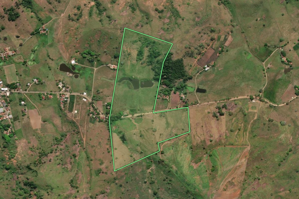 Imagem de satélite do imóvel rural em Cambuci (RJ), com o contorno declarado no CAR desenhado por cima.