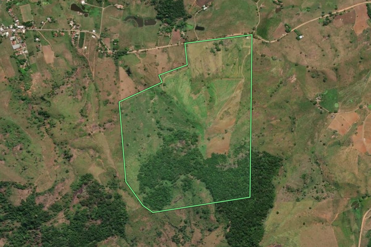 Imagem de satélite do imóvel rural em Cambuci (RJ), com o contorno declarado no CAR desenhado por cima.