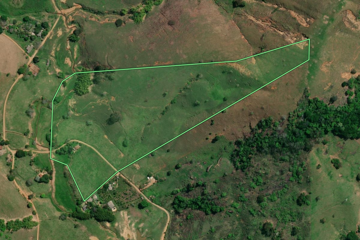 Imagem de satélite do imóvel rural em Cambuci (RJ), com o contorno declarado no CAR desenhado por cima.