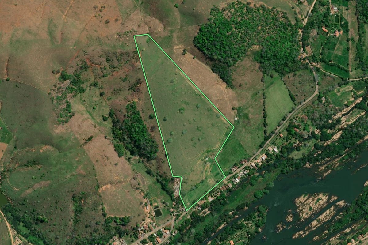 Imagem de satélite do imóvel rural em Cambuci (RJ), com o contorno declarado no CAR desenhado por cima.