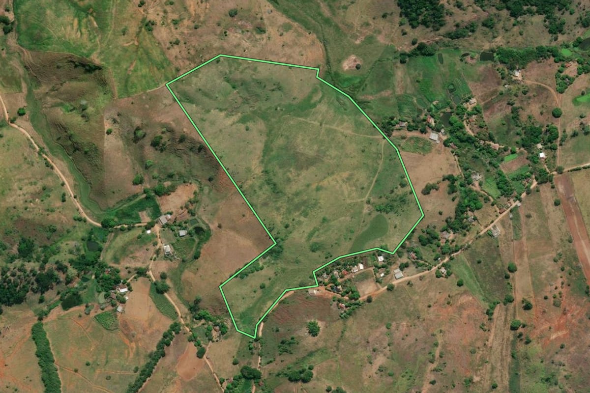 Imagem de satélite do imóvel rural em Cambuci (RJ), com o contorno declarado no CAR desenhado por cima.