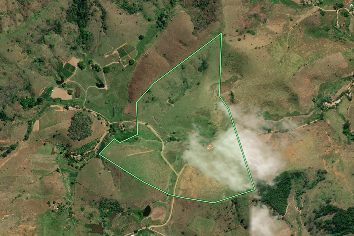 Imagem de satélite do imóvel rural em Cambuci (RJ), com o contorno declarado no CAR desenhado por cima.
