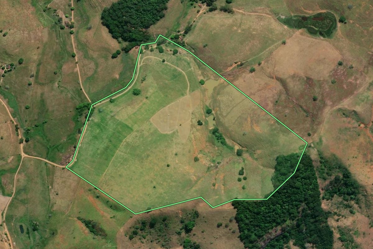 Imagem de satélite do imóvel rural em Cambuci (RJ), com o contorno declarado no CAR desenhado por cima.