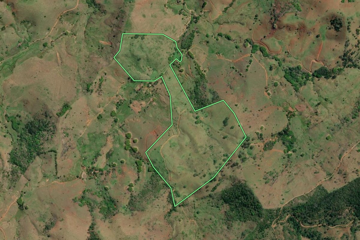 Imagem de satélite do imóvel rural em Cambuci (RJ), com o contorno declarado no CAR desenhado por cima.