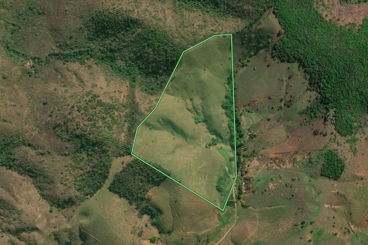 Imagem de satélite do imóvel rural em Cambuci (RJ), com o contorno declarado no CAR desenhado por cima.