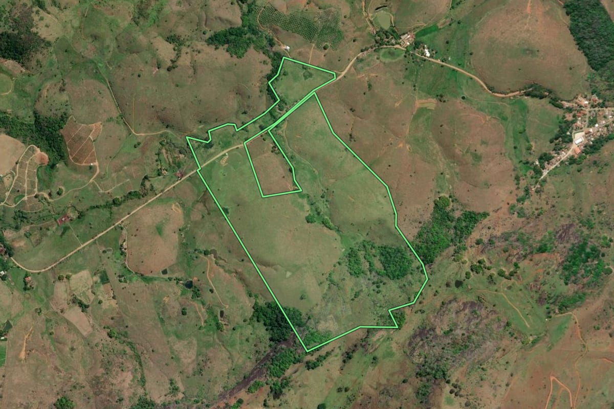 Imagem de satélite do imóvel rural em Cambuci (RJ), com o contorno declarado no CAR desenhado por cima.