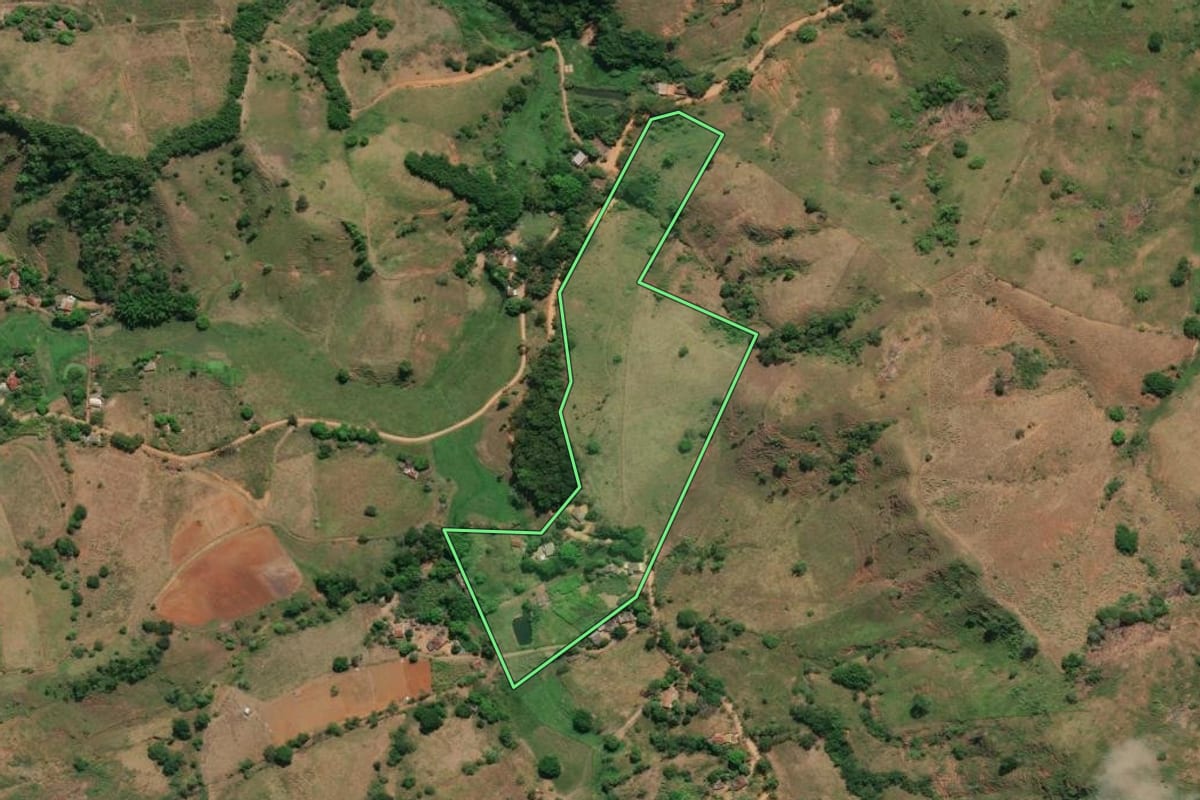 Imagem de satélite do imóvel rural em Cambuci (RJ), com o contorno declarado no CAR desenhado por cima.