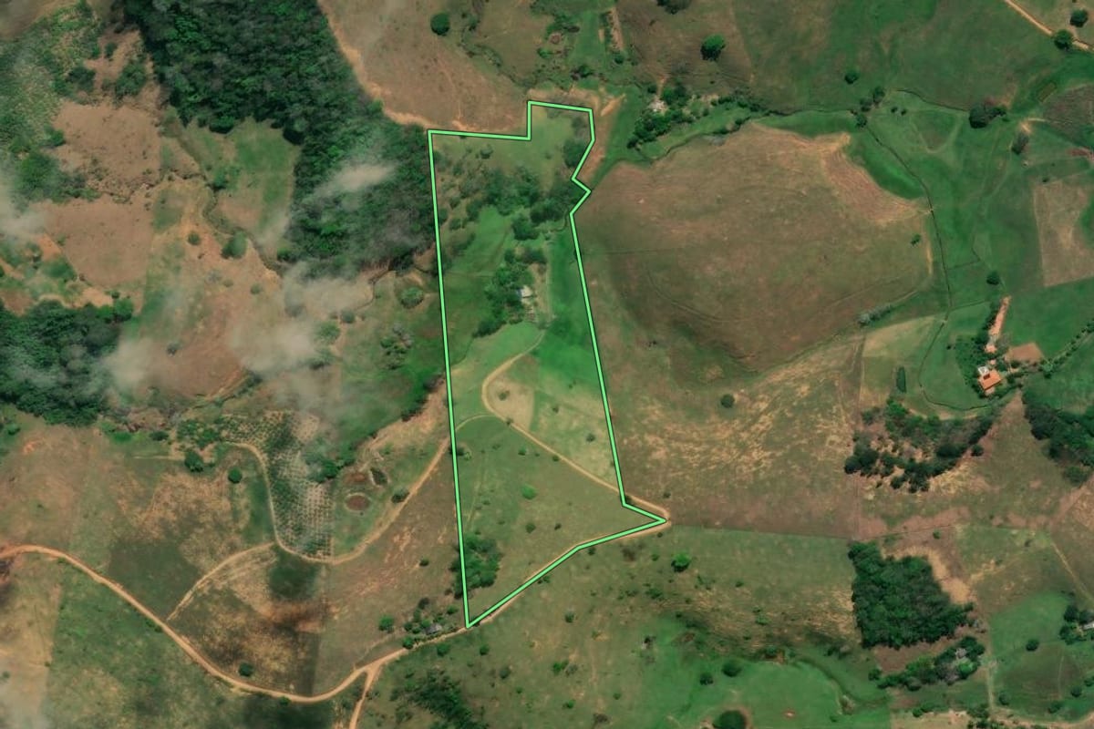 Imagem de satélite do imóvel rural em Cambuci (RJ), com o contorno declarado no CAR desenhado por cima.