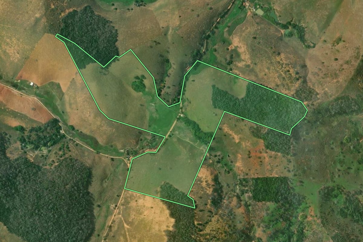 Imagem de satélite do imóvel rural em Cambuci (RJ), com o contorno declarado no CAR desenhado por cima.
