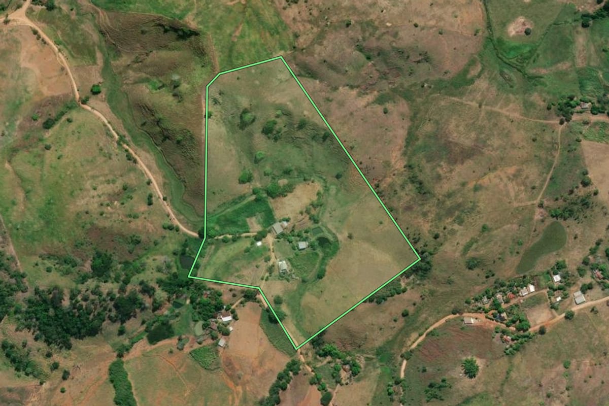 Imagem de satélite do imóvel rural em Cambuci (RJ), com o contorno declarado no CAR desenhado por cima.
