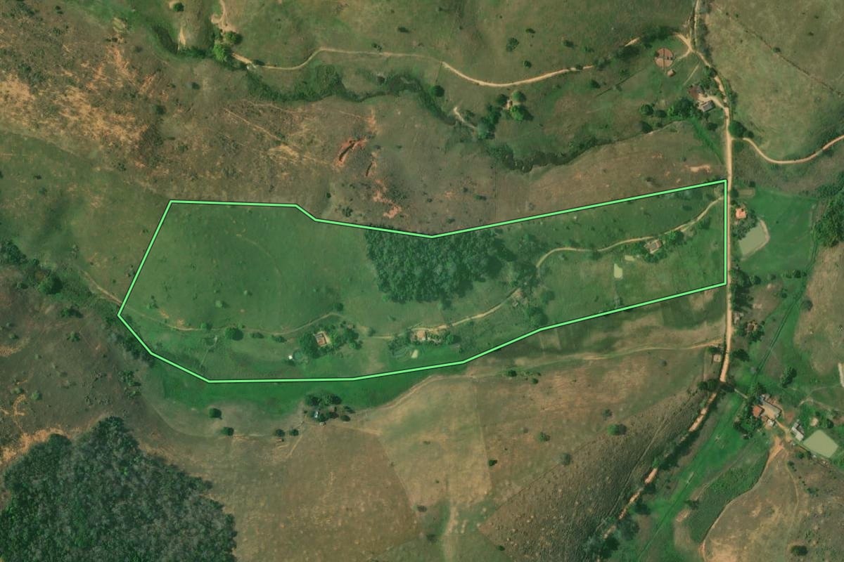 Imagem de satélite do imóvel rural em Cambuci (RJ), com o contorno declarado no CAR desenhado por cima.