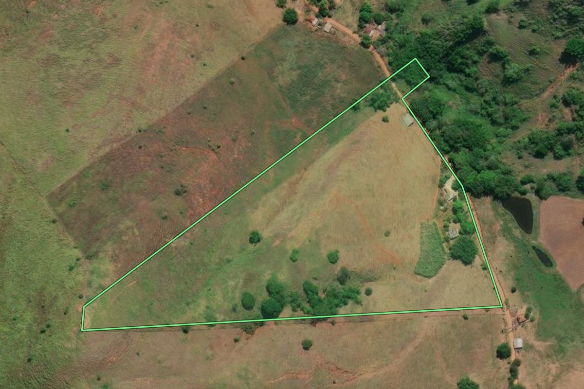 Imagem de satélite do imóvel rural em Cambuci (RJ), com o contorno declarado no CAR desenhado por cima.