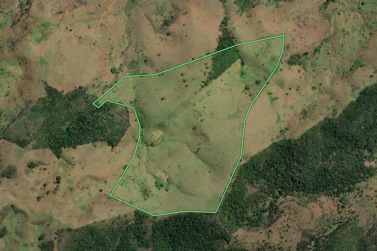 Imagem de satélite do imóvel rural em Cambuci (RJ), com o contorno declarado no CAR desenhado por cima.