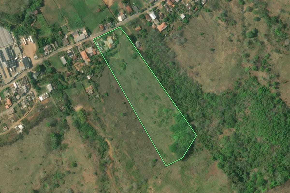 Imagem de satélite do imóvel rural em Cambuci (RJ), com o contorno declarado no CAR desenhado por cima.
