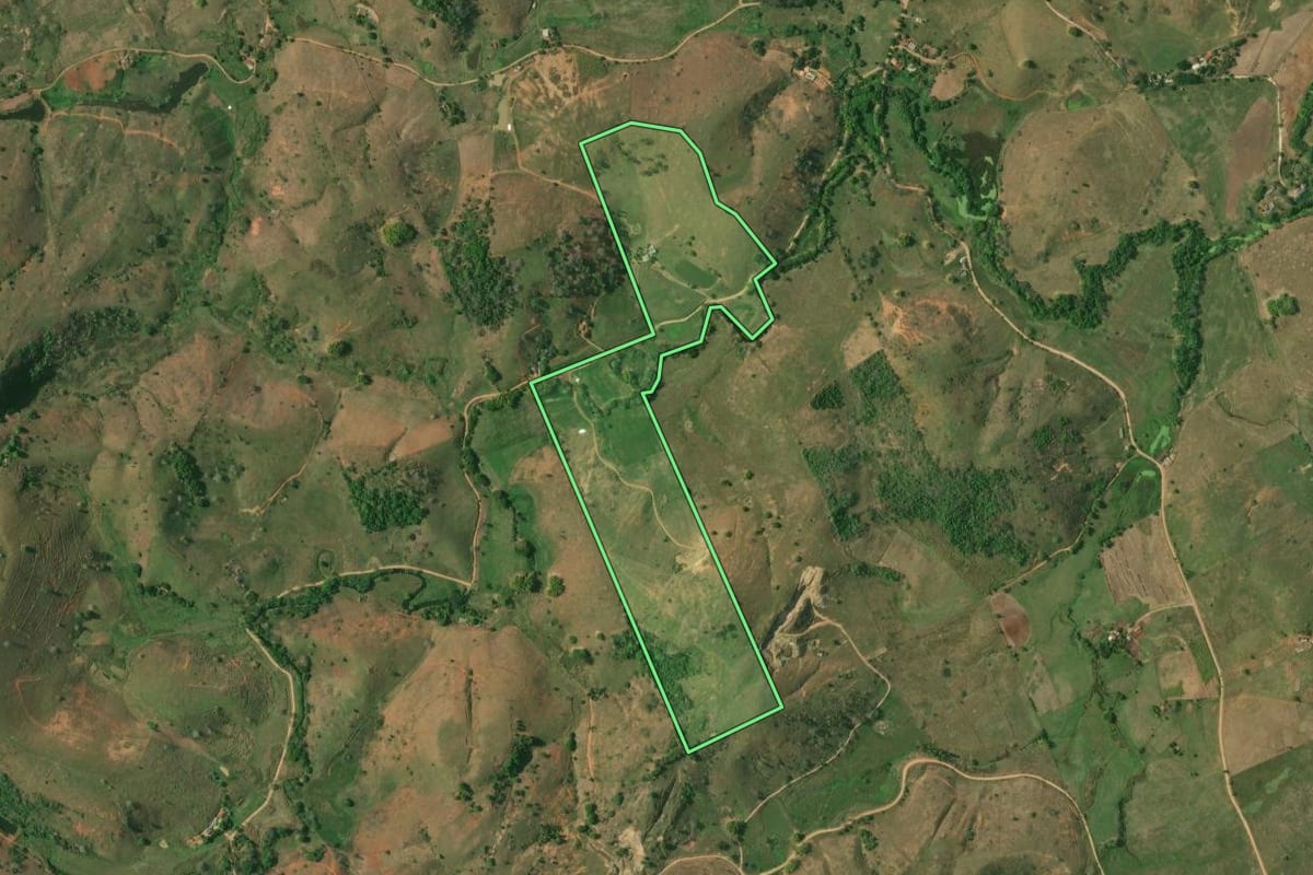 Imagem de satélite do imóvel rural em Cambuci (RJ), com o contorno declarado no CAR desenhado por cima.