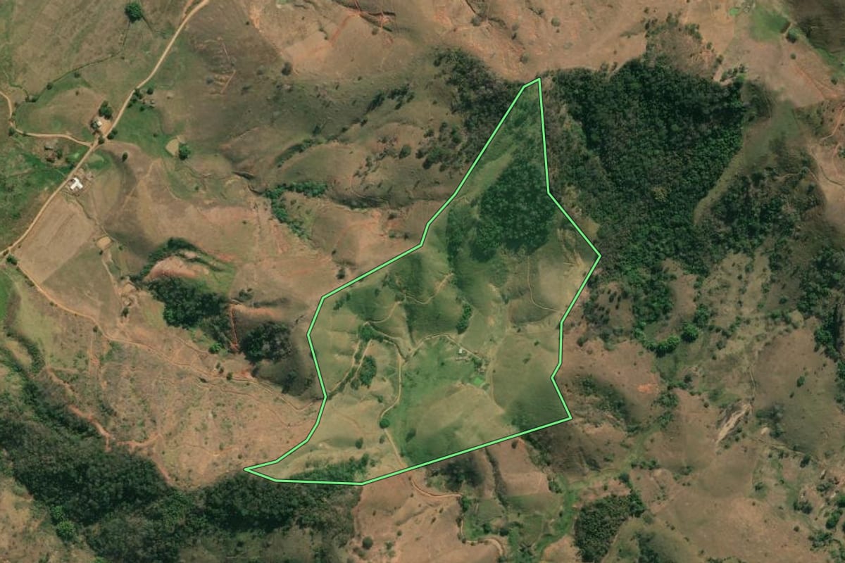 Imagem de satélite do imóvel rural em Cambuci (RJ), com o contorno declarado no CAR desenhado por cima.