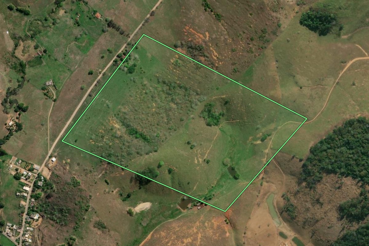 Imagem de satélite do imóvel rural em Cambuci (RJ), com o contorno declarado no CAR desenhado por cima.