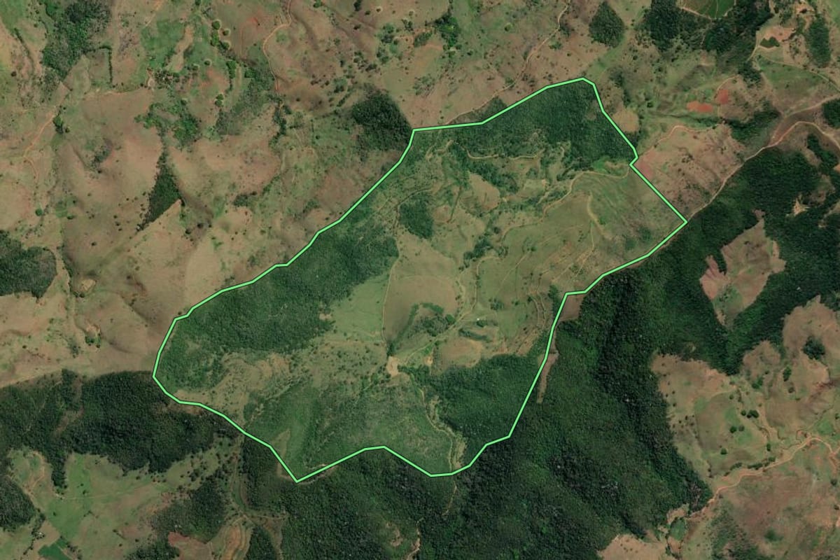 Imagem de satélite do imóvel rural em Cambuci (RJ), com o contorno declarado no CAR desenhado por cima.