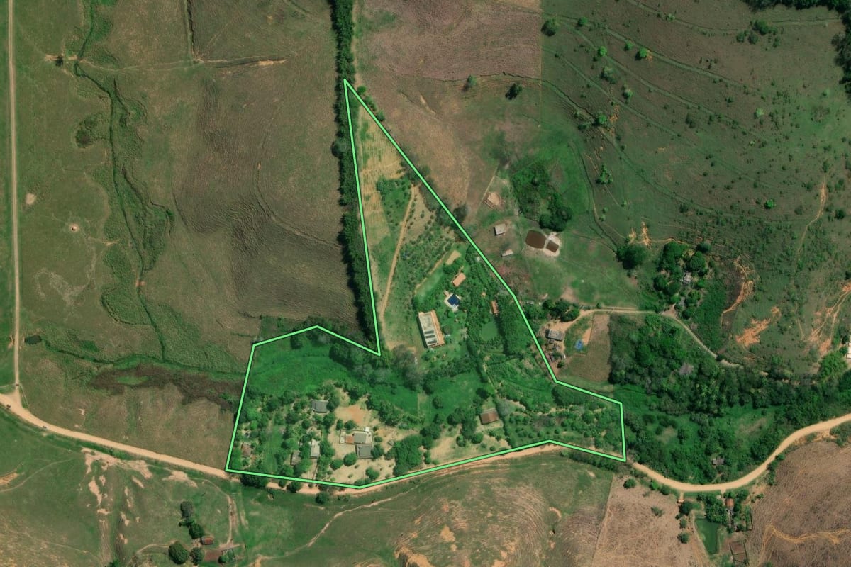 Imagem de satélite do imóvel rural em Cambuci (RJ), com o contorno declarado no CAR desenhado por cima.