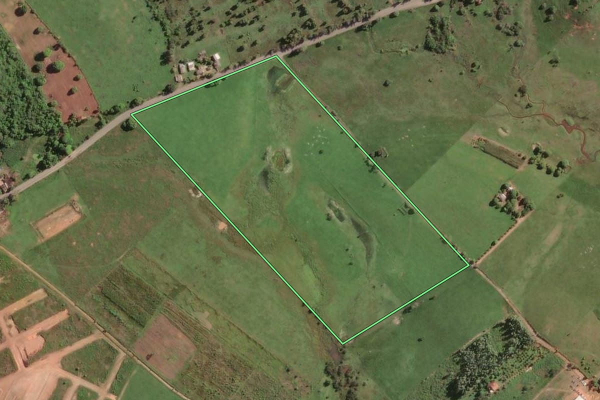 Imagem de satélite do imóvel rural em Carapebus (RJ), com o contorno declarado no CAR desenhado por cima.