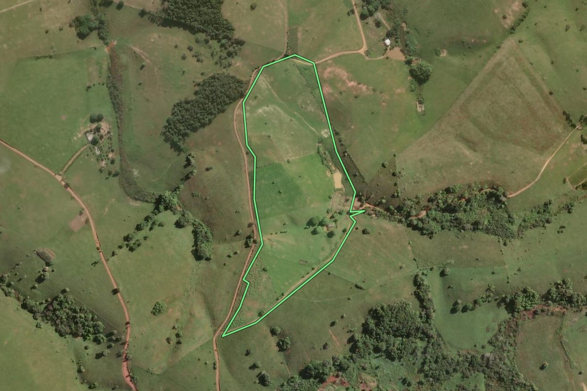 Imagem de satélite do imóvel rural em Carapebus (RJ), com o contorno declarado no CAR desenhado por cima.