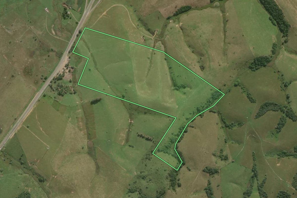 Imagem de satélite do imóvel rural em Carapebus (RJ), com o contorno declarado no CAR desenhado por cima.
