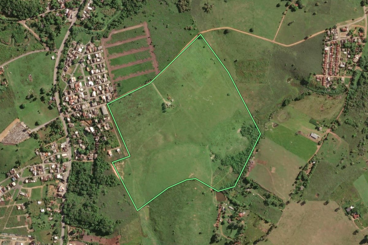 Imagem de satélite do imóvel rural em Carapebus (RJ), com o contorno declarado no CAR desenhado por cima.