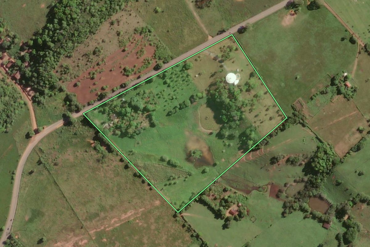Imagem de satélite do imóvel rural em Carapebus (RJ), com o contorno declarado no CAR desenhado por cima.