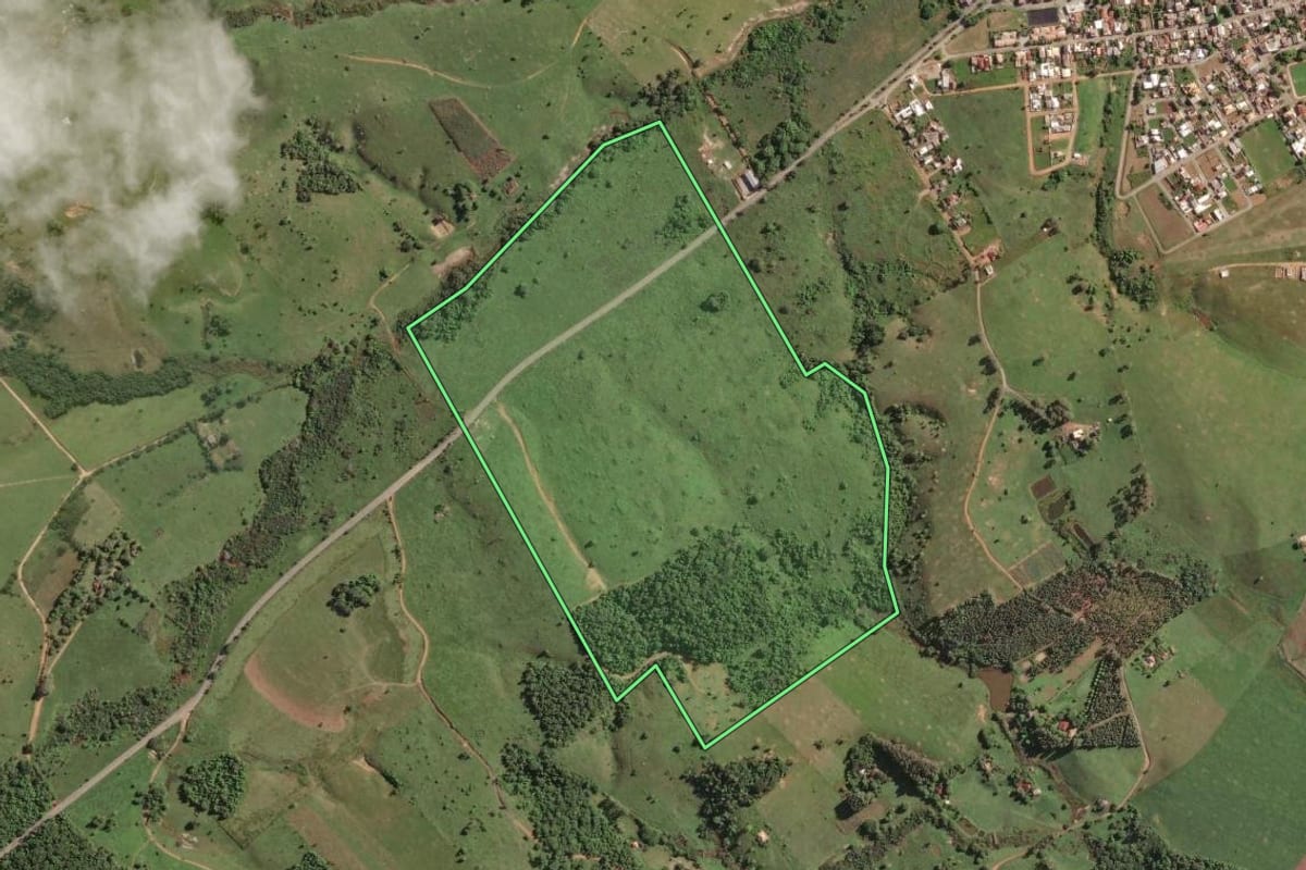 Imagem de satélite do imóvel rural em Carapebus (RJ), com o contorno declarado no CAR desenhado por cima.