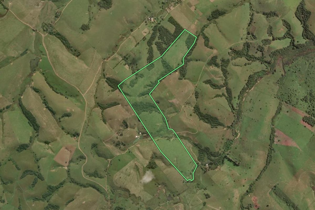 Imagem de satélite do imóvel rural em Carapebus (RJ), com o contorno declarado no CAR desenhado por cima.