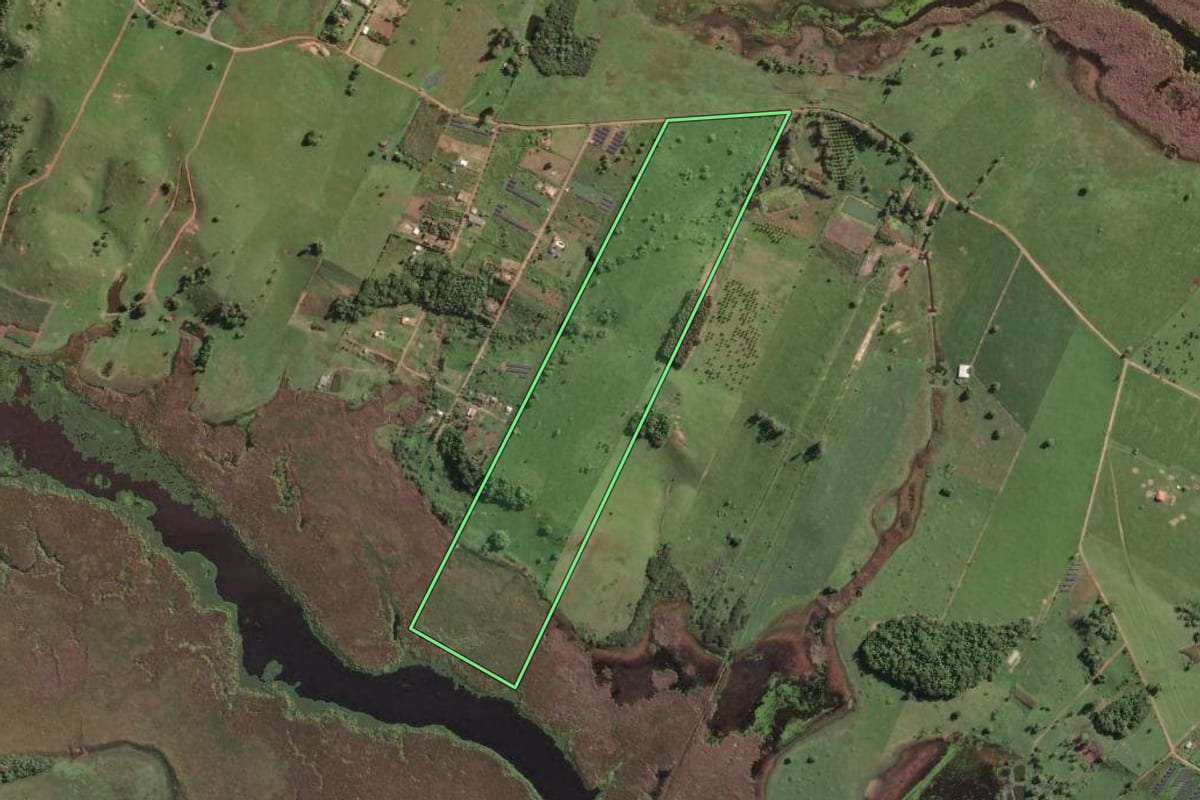 Imagem de satélite do imóvel rural em Carapebus (RJ), com o contorno declarado no CAR desenhado por cima.