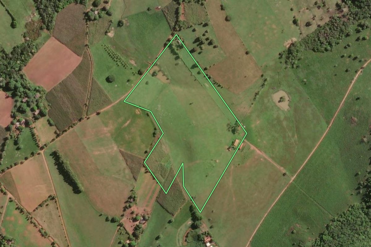 Imagem de satélite do imóvel rural em Carapebus (RJ), com o contorno declarado no CAR desenhado por cima.