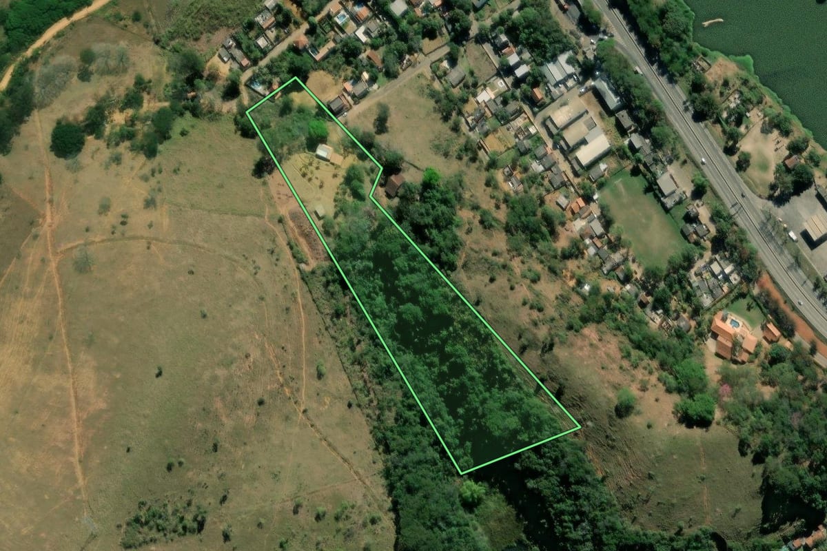 Imagem de satélite do imóvel rural em Comendador Levy Gasparian (RJ), com o contorno declarado no CAR desenhado por cima.