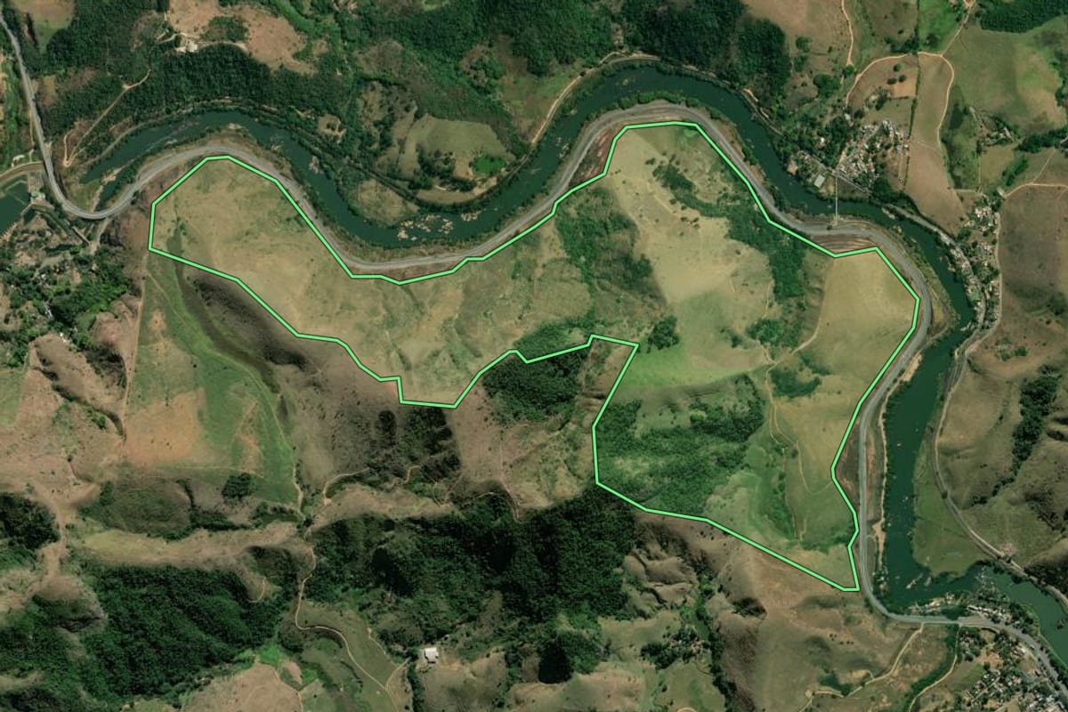 Imagem de satélite do imóvel rural em Comendador Levy Gasparian (RJ), com o contorno declarado no CAR desenhado por cima.