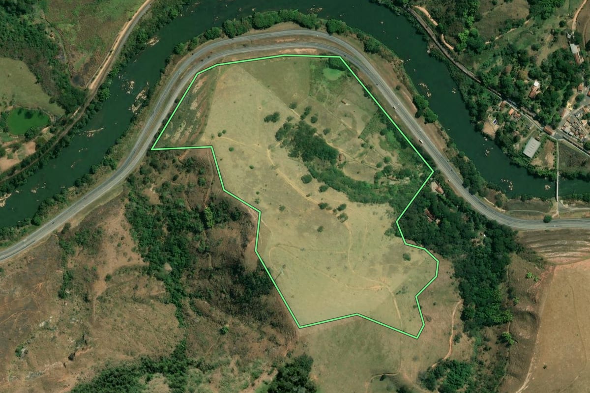 Imagem de satélite do imóvel rural em Comendador Levy Gasparian (RJ), com o contorno declarado no CAR desenhado por cima.