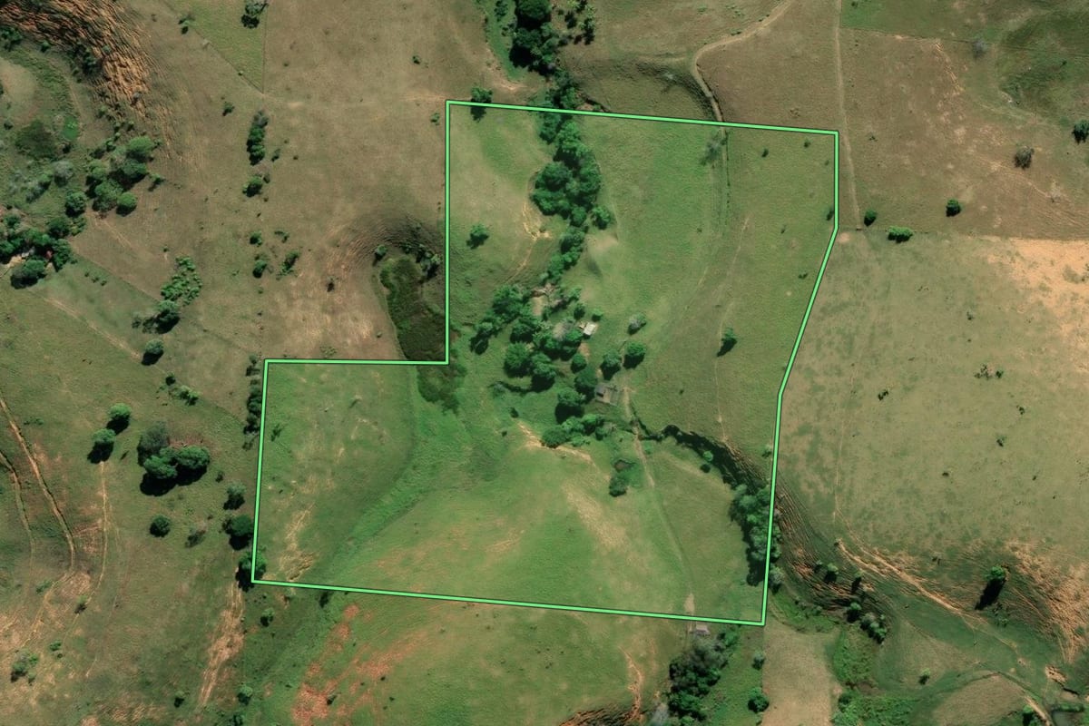 Imagem de satélite do imóvel rural em Campos dos Goytacazes (RJ), com o contorno declarado no CAR desenhado por cima.