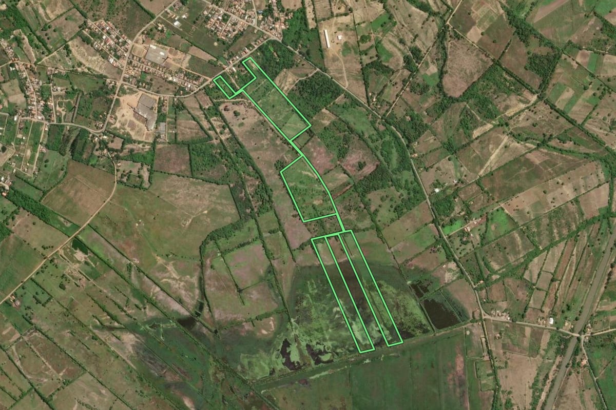 Imagem de satélite do imóvel rural em Campos dos Goytacazes (RJ), com o contorno declarado no CAR desenhado por cima.