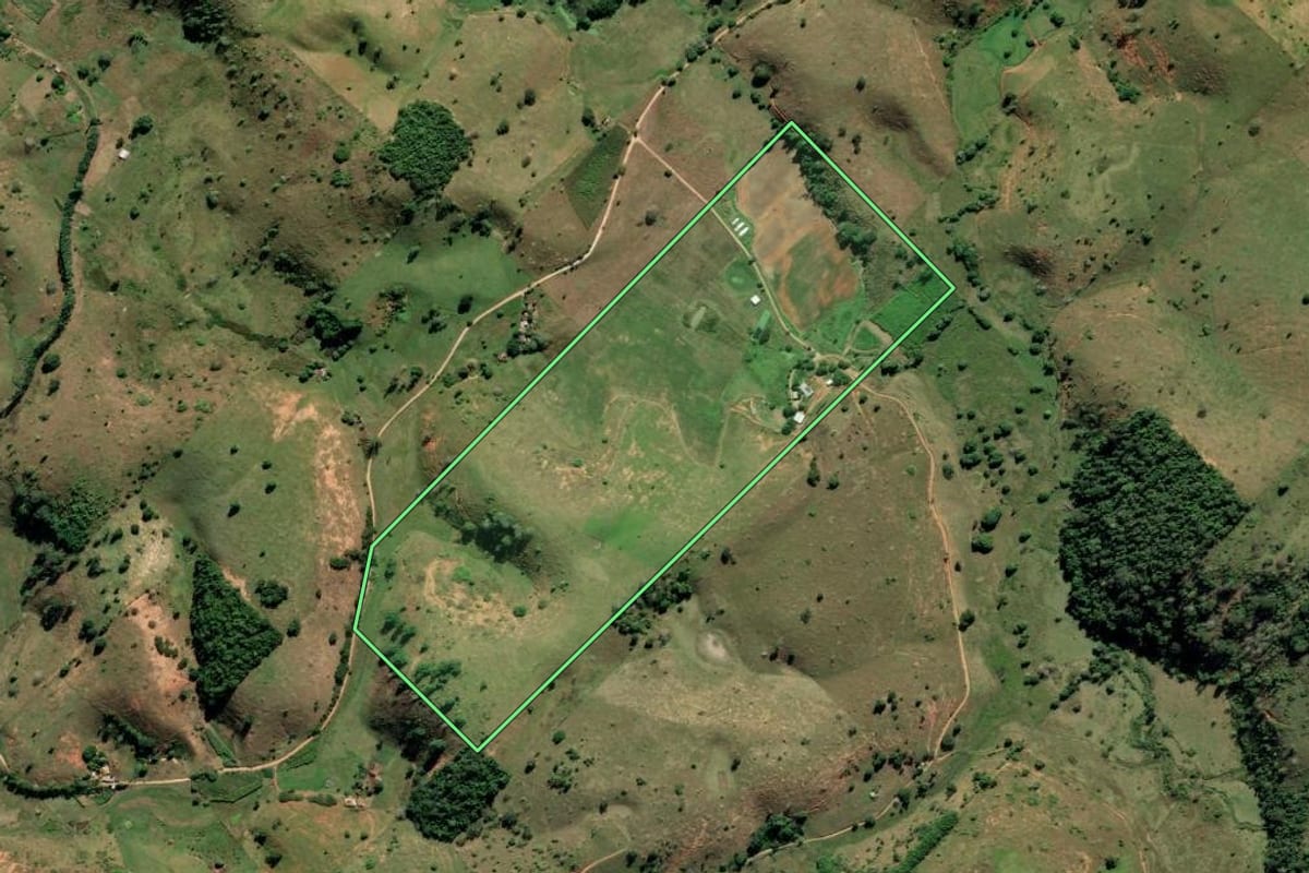 Imagem de satélite do imóvel rural em Campos dos Goytacazes (RJ), com o contorno declarado no CAR desenhado por cima.