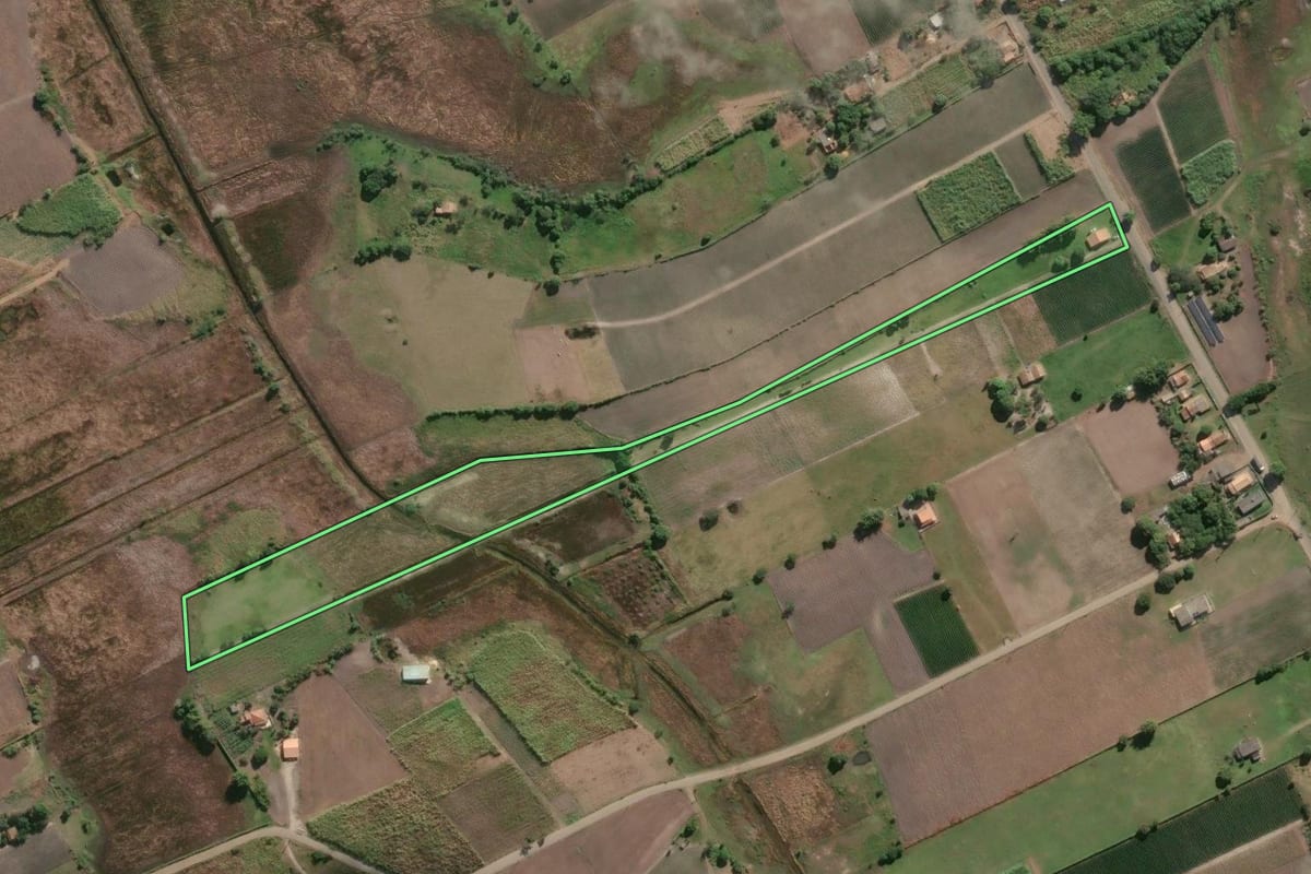 Imagem de satélite do imóvel rural em Campos dos Goytacazes (RJ), com o contorno declarado no CAR desenhado por cima.