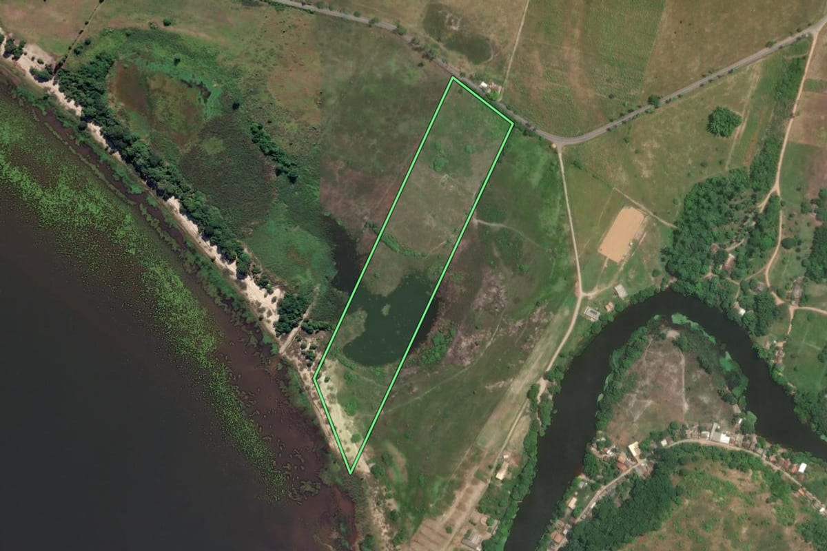 Imagem de satélite do imóvel rural em Campos dos Goytacazes (RJ), com o contorno declarado no CAR desenhado por cima.