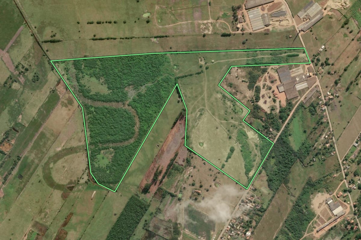 Imagem de satélite do imóvel rural em Campos dos Goytacazes (RJ), com o contorno declarado no CAR desenhado por cima.