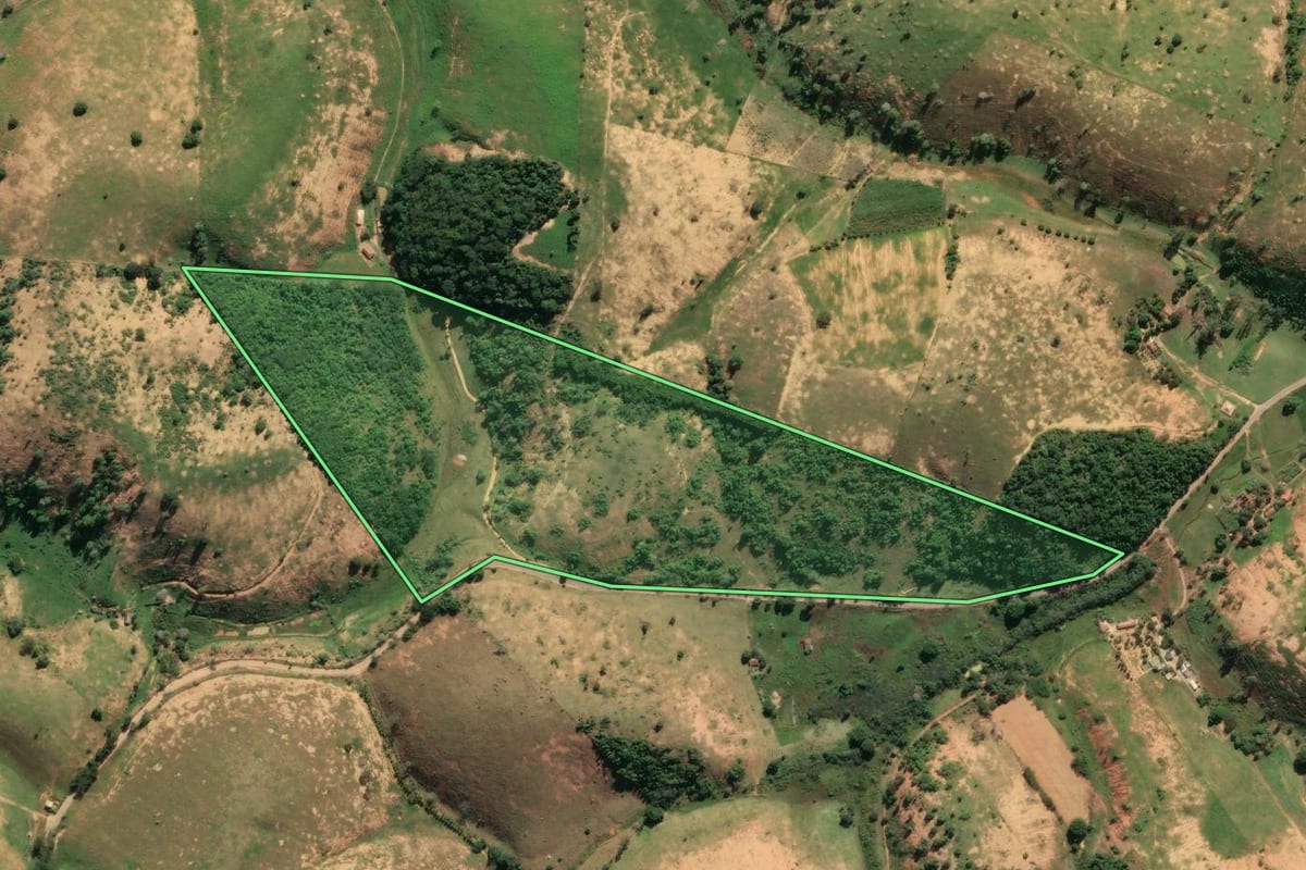 Imagem de satélite do imóvel rural em Campos dos Goytacazes (RJ), com o contorno declarado no CAR desenhado por cima.